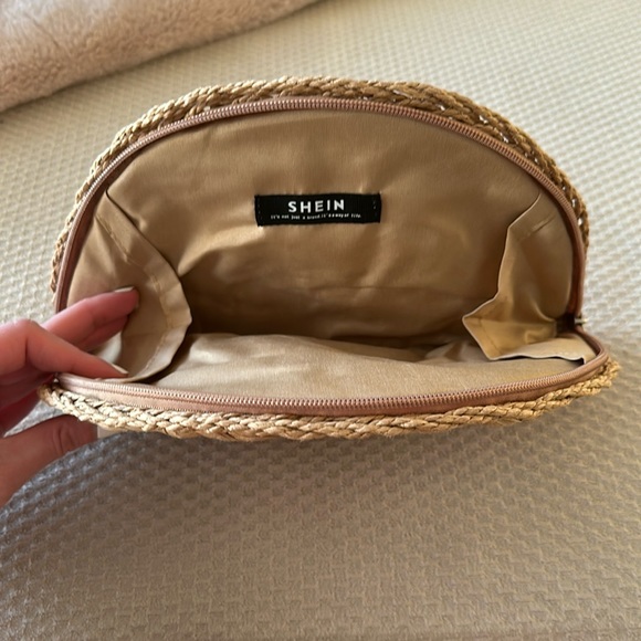 Crescent straw clutch - Picture 3 of 3